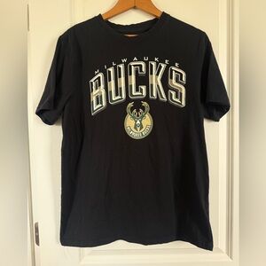 Ultra Game NBA Men’s Milwaukee Bucks Black Graphic T-Shirt Size L